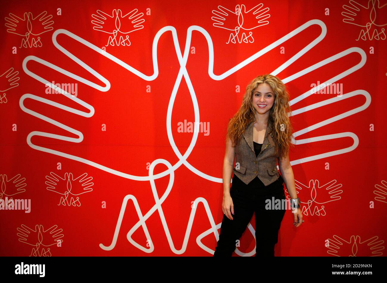 La cantante colombiana Shakira si pone dopo un'intervista per promuovere 'ALAS: El Concierto Por Los Ninos' (il Concerto per i bambini) al Banamex Center di Città del Messico 15 maggio 2008. Il concerto si terrà contemporaneamente in Messico e Argentina il 17 maggio. REUTERS/Tomas Bravo (MESSICO) Foto Stock