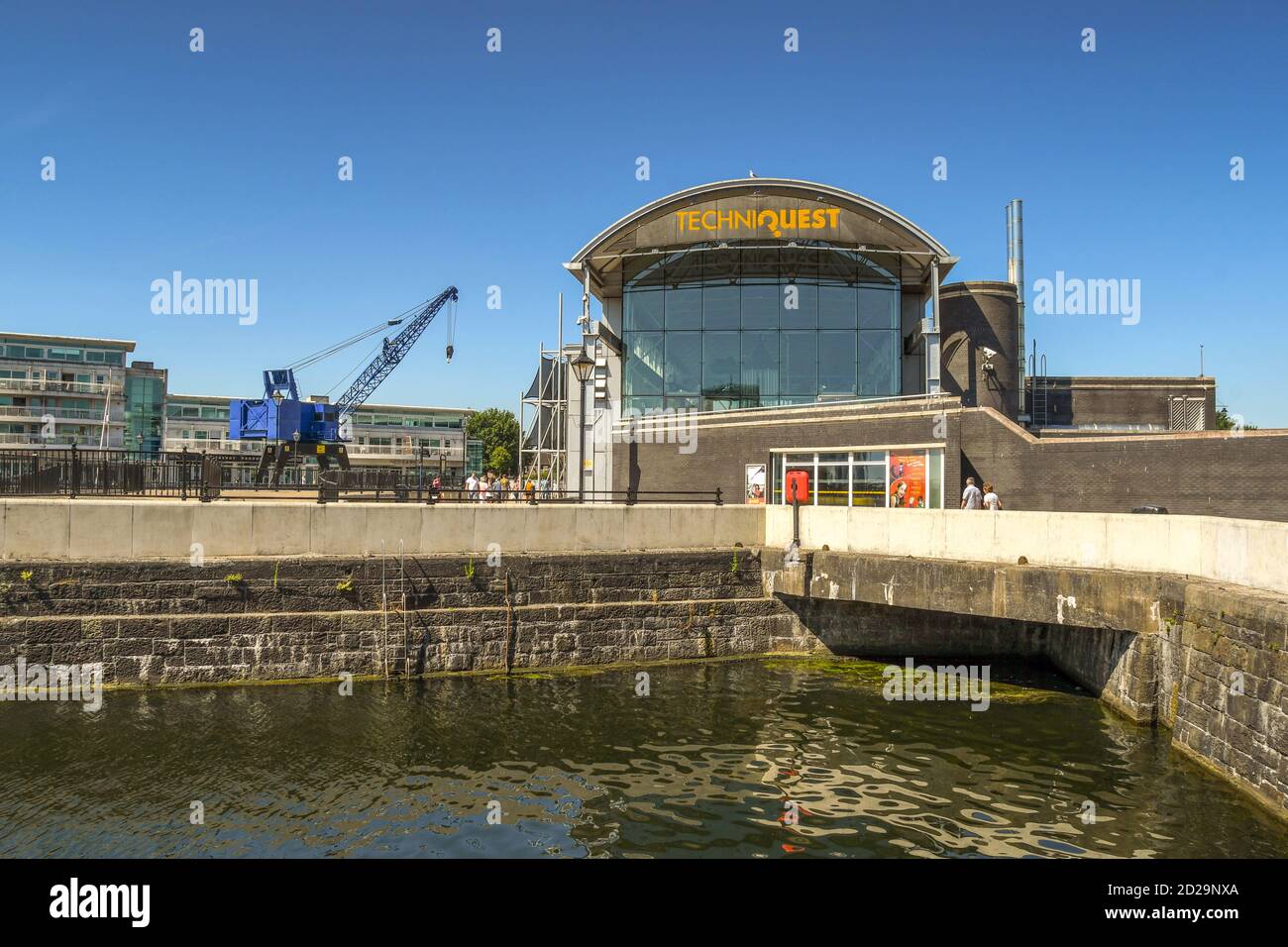 Cardiff, Galles - Luglio 2018: L'edificio Techniquest nella baia di Cardiff contro un cielo blu profondo. In primo piano è uno dei moli restaurati. Foto Stock