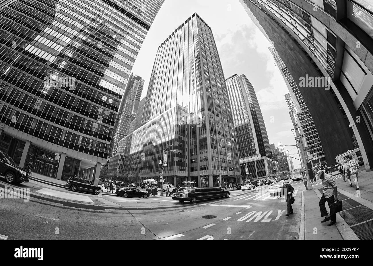 New York, USA - 17 agosto 2015: Immagine in bianco e nero con lenti fisheye del paesaggio urbano di Manhattan. Foto Stock