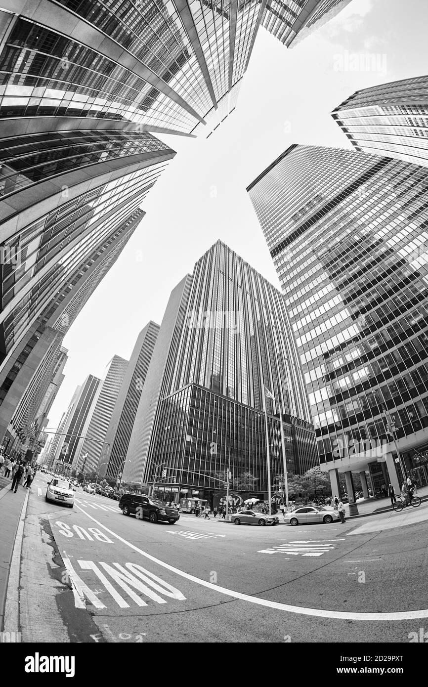 New York, USA - 17 agosto 2015: Immagine in bianco e nero con lenti fisheye del paesaggio urbano di Manhattan. Foto Stock