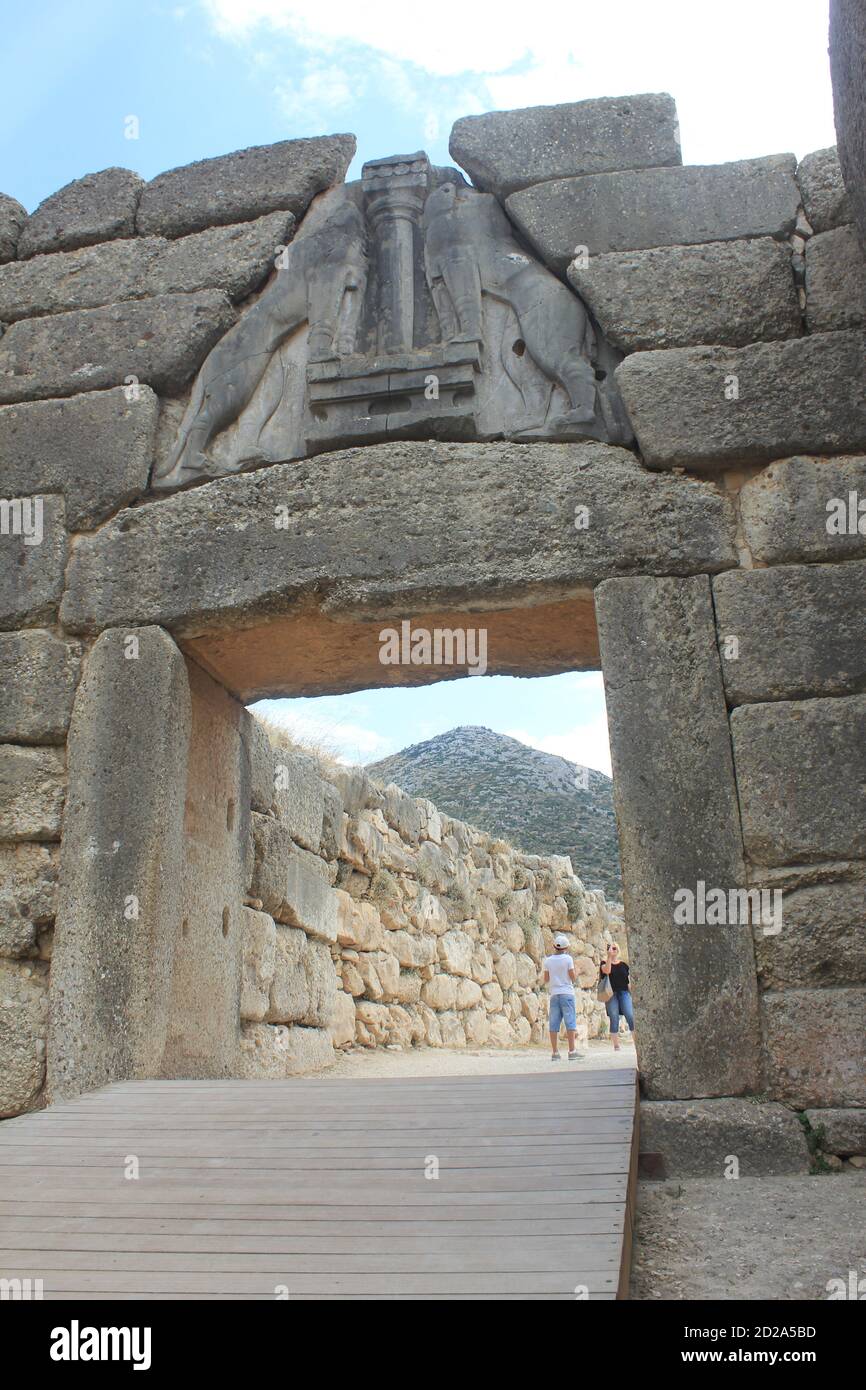 La famosa porta dei leoni nel sito archeologico di Mycinae, patrimonio dell'umanità dell'UNESCO, nel Peloponneso, in Grecia Foto Stock