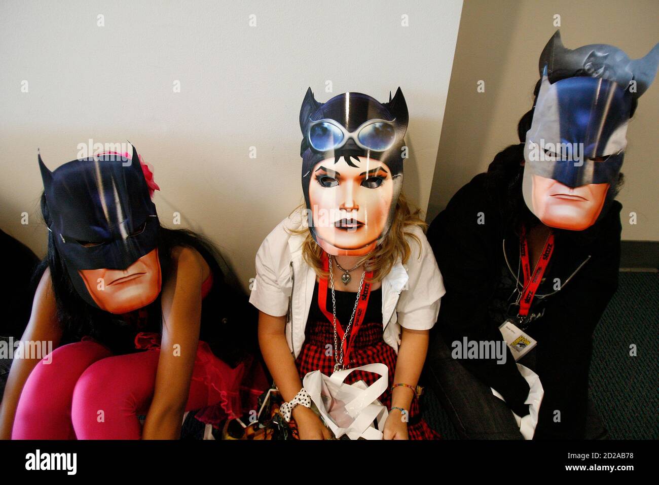 I visitatori che indossano maschere Batman e Batwoman (C) partecipano al 40° Congresso annuale Comic con a San Diego il 24 luglio 2009. La convention si svolge dal 23 al 26 luglio. REUTERS/Mario Anzuoni (INTRATTENIMENTO NEGLI STATI UNITI) Foto Stock