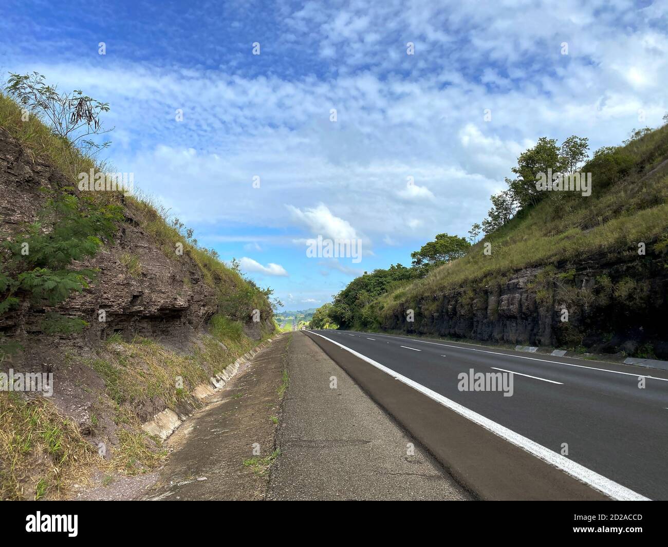 Una bella strada in una bella giornata di sole. Foto Stock