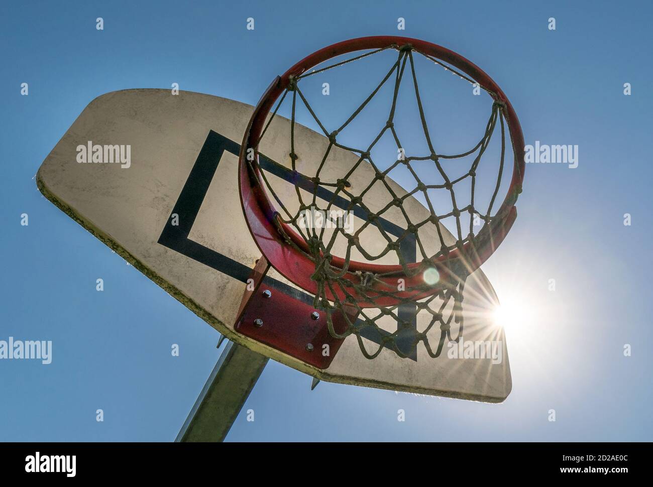 Rete da basket davanti al sole Foto Stock