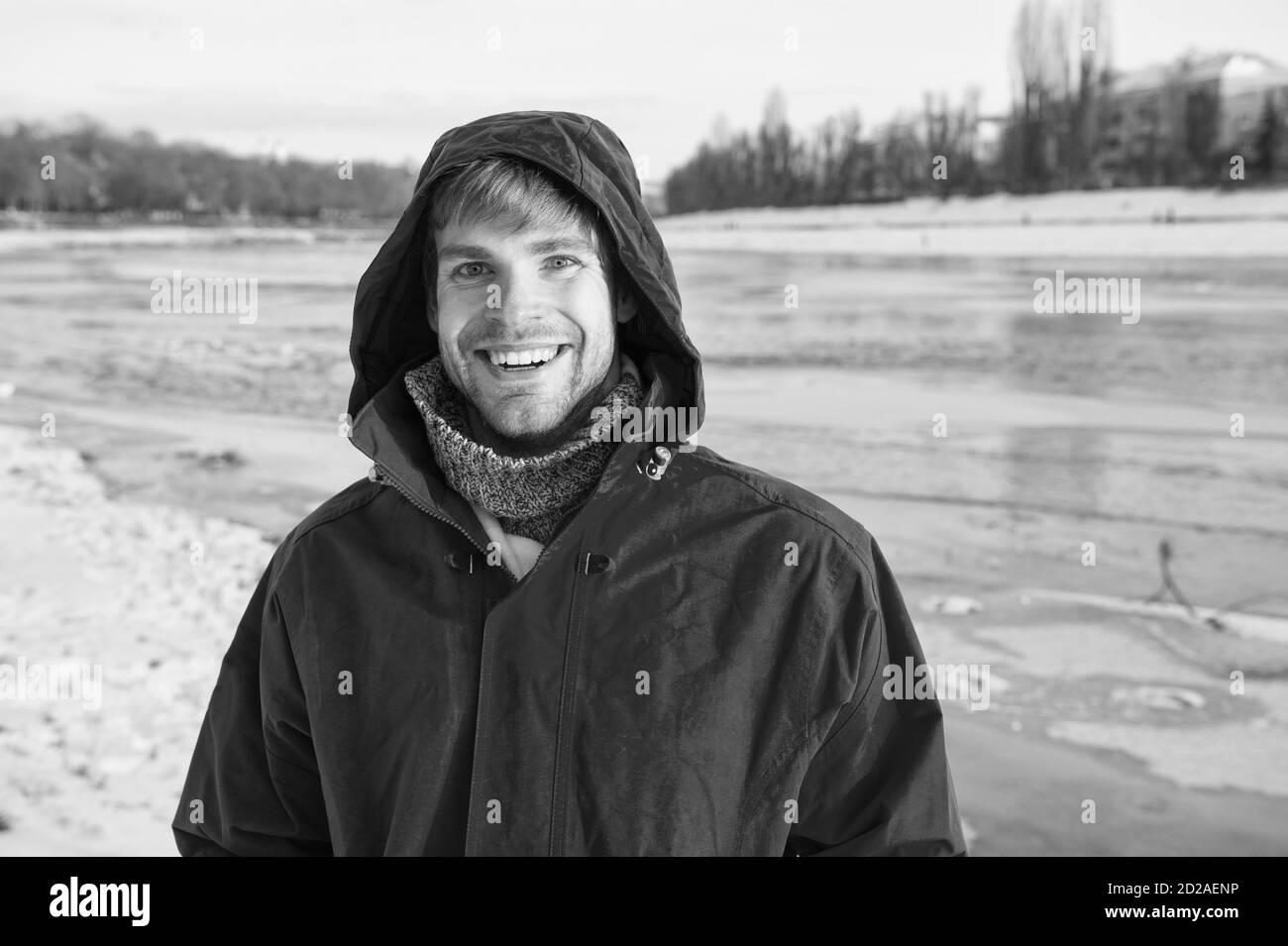 Pieno di felicità. chill previsioni meteo. natura e uomo. l'uomo godere il paesaggio innevato in sunset. Influenza e freddo. amore natura invernale. l uomo in rosso parka. inverno moda maschile. vestiti caldi per il gelo. Foto Stock