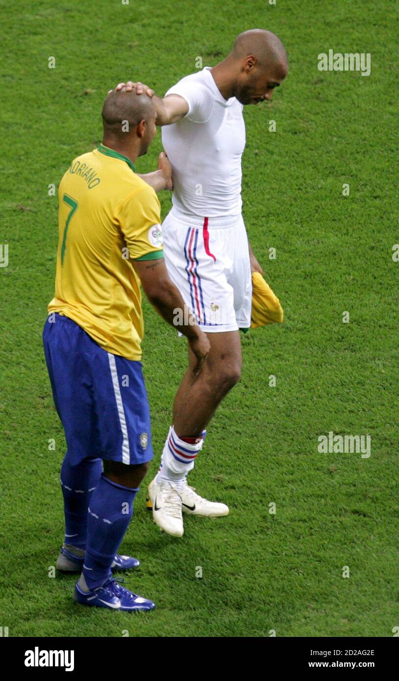 Adriano (L) del Brasile si congratula con Thierry Henry della Francia dopo la partita di calcio della Coppa del mondo 2006, che si è disputata a Francoforte il 1° luglio 2006. RESTRIZIONI FIFA - NESSUN UTILIZZO MOBILE REUTERS/Alessandro Bianchi (GERMANIA) Foto Stock