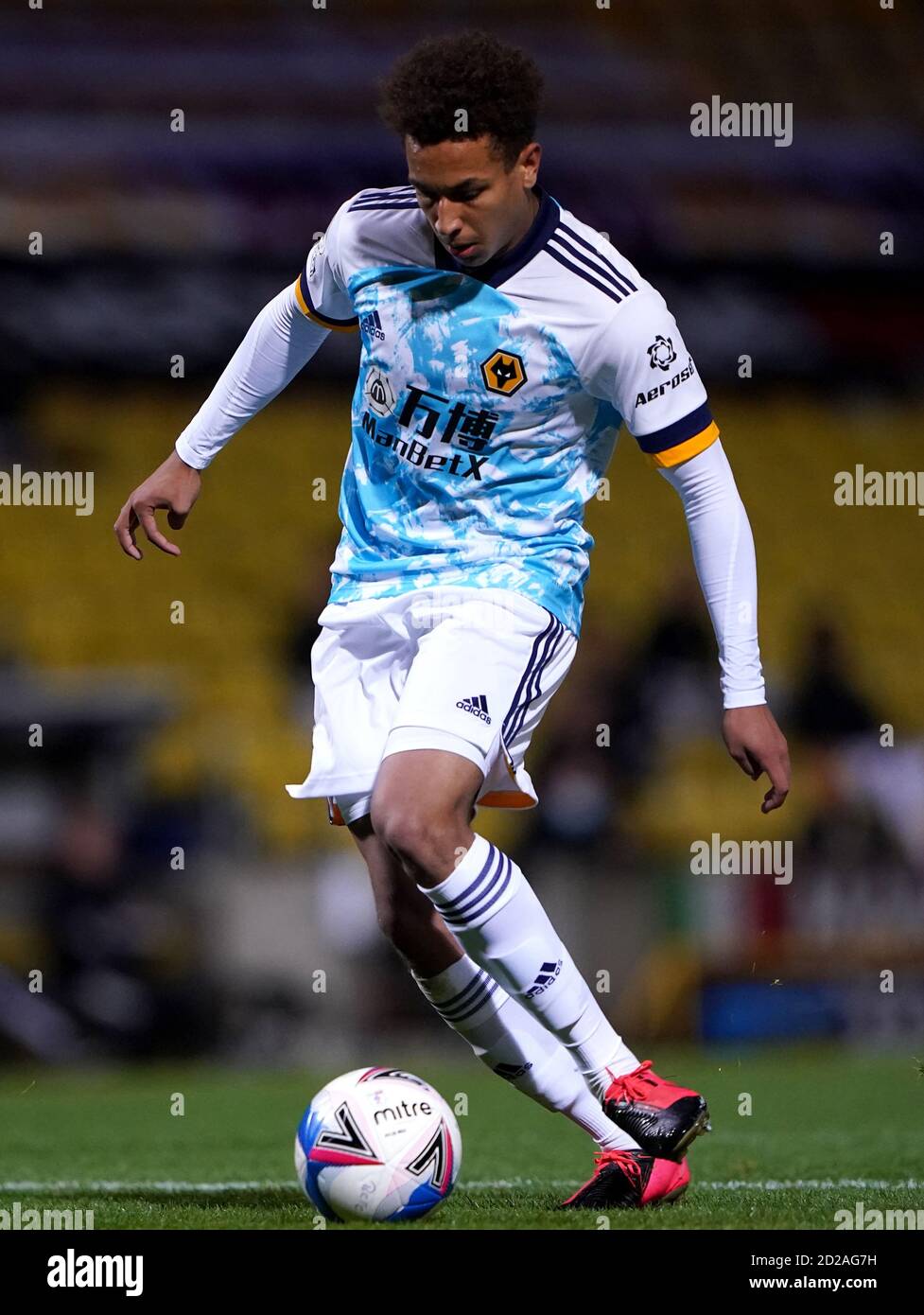 Wolverhampton Wanderers' Lewis Richards durante la partita EFL Trophy all'Utilita Energy Stadium di Bradford. Foto Stock