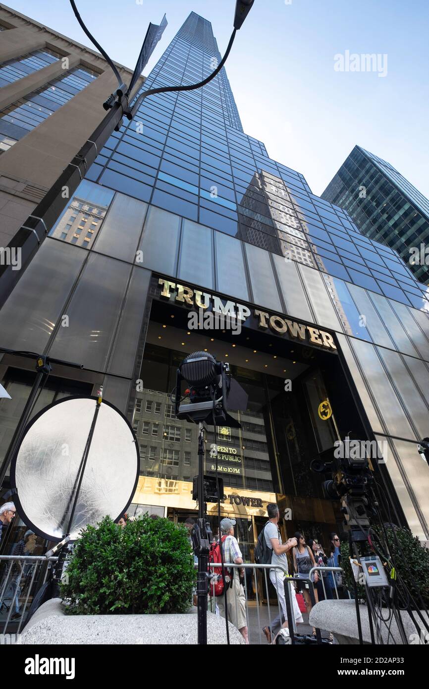 Il grattacielo della Trump Tower, sede della Trump Organization, sede politica, uffici e residenze di lusso con TV News Cars e giornalisti di fronte Foto Stock