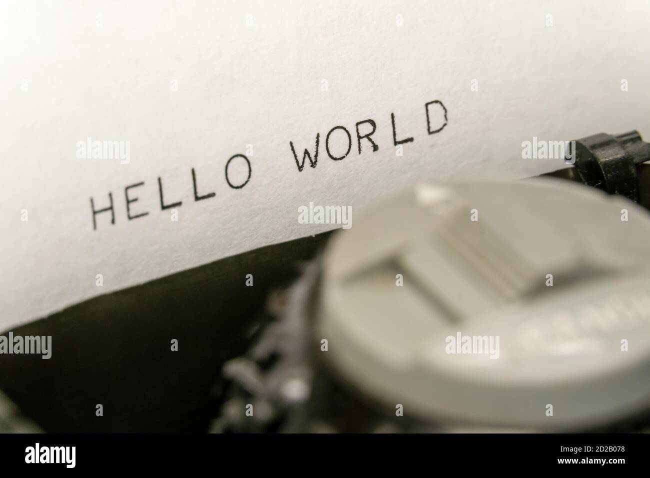 Primo piano su testo stampato Hello World su una vecchia macchina da scrivere Foto Stock