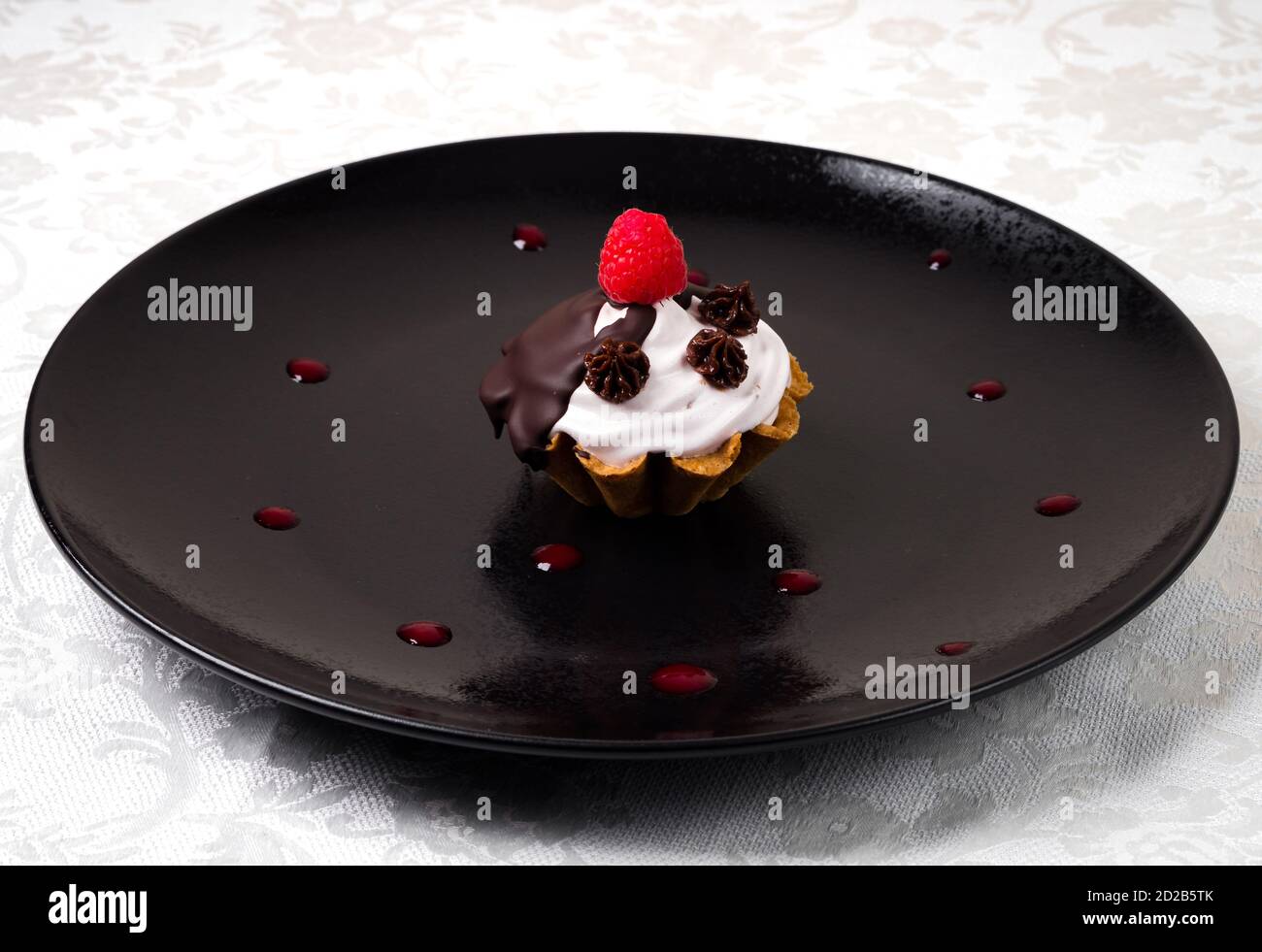 Torta di lamponi deliziosa e delicata. Cucina russa. Dessert nel ristorante. Cibo. Isolato su sfondo nero. Foto Stock
