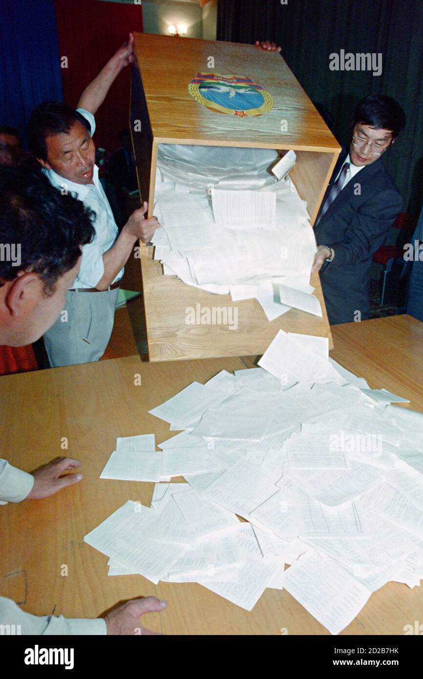 I funzionari delle elezioni mongolo scaricano i voti su un tavolo per contare dopo le prime elezioni democratiche multipartitiche nell'ex nazione comunista 30 luglio 1990 a Ulaanbaatar, Mongolia. Le elezioni sono il risultato di una rivoluzione democratica pacifica che ha rovesciato il governo comunista autoritario. Foto Stock