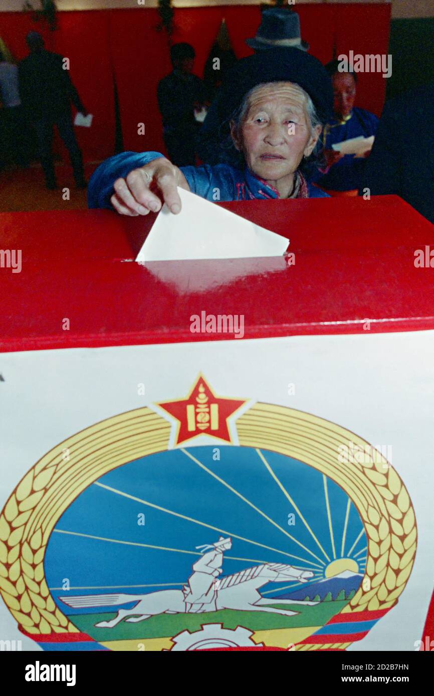Una donna mongolo anziana lancia il suo voto nelle prime elezioni democratiche multipartitiche nell'ex nazione comunista 29 luglio 1990 a Ulaanbaatar, Mongolia. Le elezioni sono il risultato di una rivoluzione democratica pacifica che ha rovesciato il governo comunista autoritario. Foto Stock