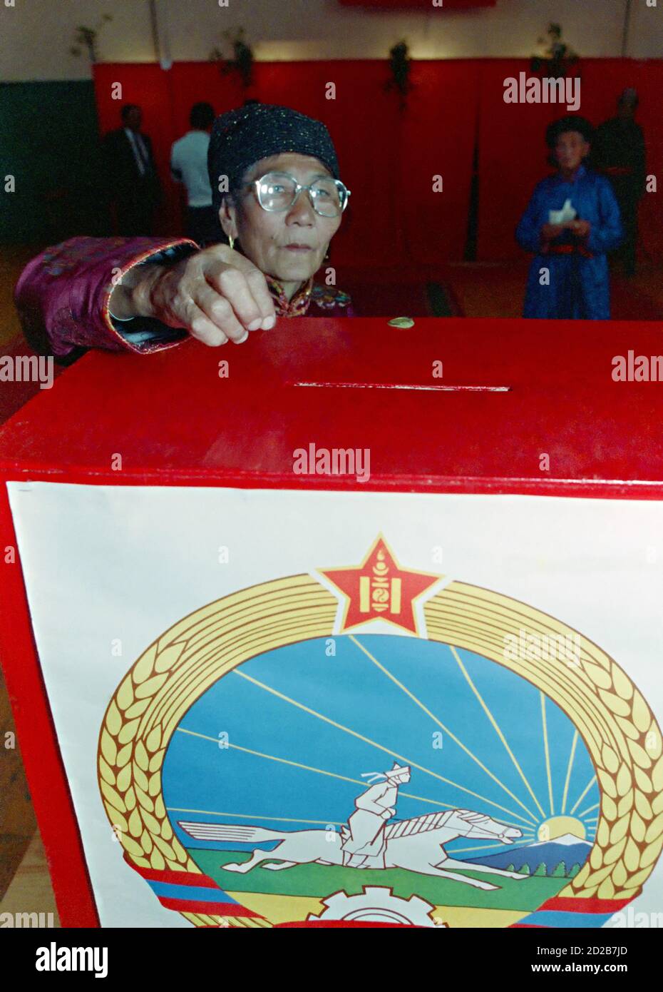 Una donna mongolo anziana lancia il suo voto nelle prime elezioni democratiche multipartitiche nell'ex nazione comunista 29 luglio 1990 a Ulaanbaatar, Mongolia. Le elezioni sono il risultato di una rivoluzione democratica pacifica che ha rovesciato il governo comunista autoritario. Foto Stock