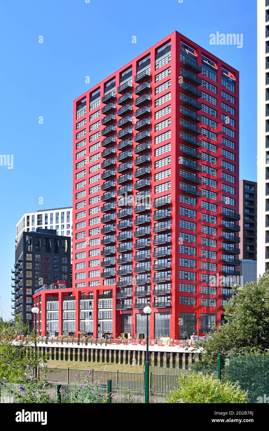 Un alto isolato di appartamenti rosso sulla città di Brownfield Sviluppo dell'isola di nuove case e uffici accanto a River Lee Creek Canning Town East London Regno Unito Foto Stock