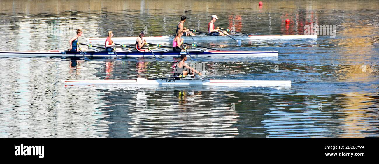 I vogatori in single scull doppio & coxless sculls quadruple preparano Per la sessione di formazione sculling corso di canottaggio Royal Albert Dock Newham East London Regno Unito Foto Stock