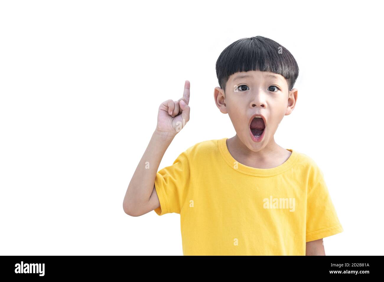 Piccolo ragazzo asiatico che pensa e punta il dito verso l'alto. Asian Child che guarda eccitato e sorpreso isolato su sfondo bianco. Foto Stock