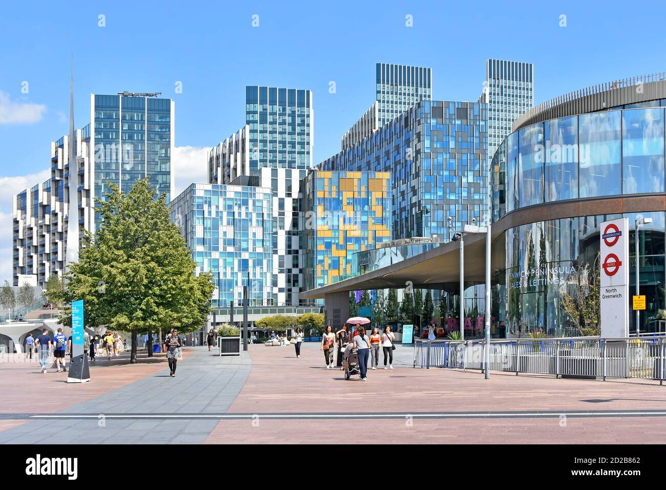 North Greenwich Peninsula moderno skyline sviluppo immobiliare di alta Rise case di appartamenti per uffici e buoni collegamenti di trasporto per la gente di Londra Inghilterra Regno Unito Foto Stock