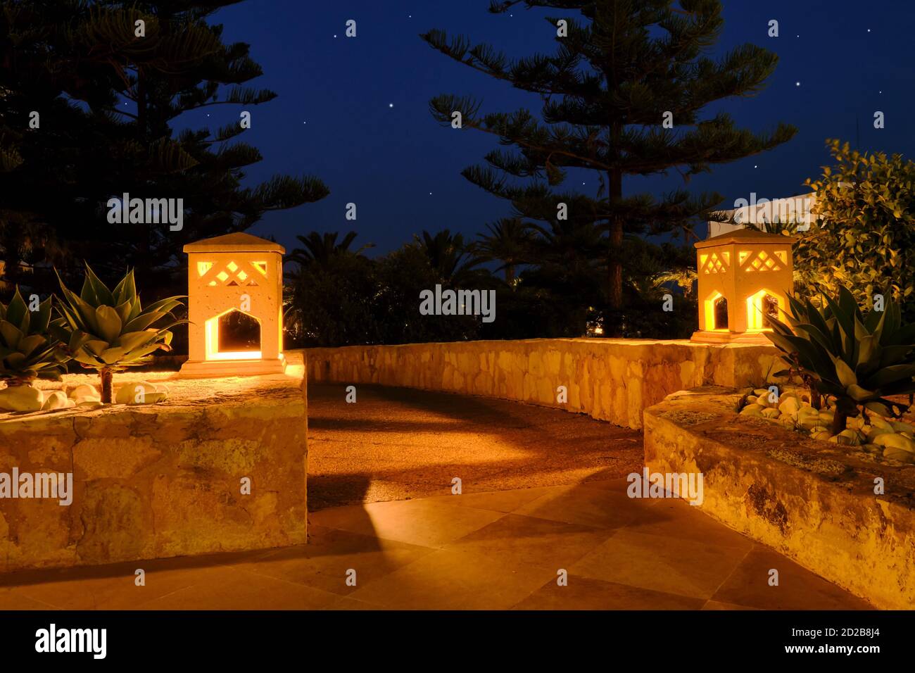 Le lanterne in pietra araba illuminano il percorso fuori dall'hotel. Paesaggio notturno vicino all'hotel in Medio Oriente. Tarda notte in Tunisia e il cla arabo Foto Stock