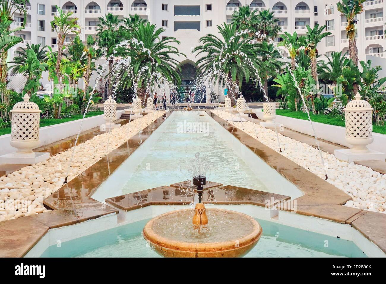 Vista dell'hotel arabo. Fontana di fronte all'hotel e l'iscrizione Tunisia, Sousse Foto Stock