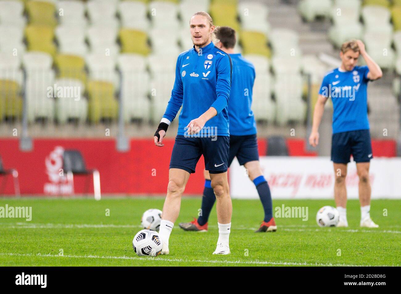 Fredrik Jensen in azione durante la sessione ufficiale di allenamento un giorno prima della partita internazionale di calcio tra Polonia e Finlandia allo stadio Energa. Foto Stock