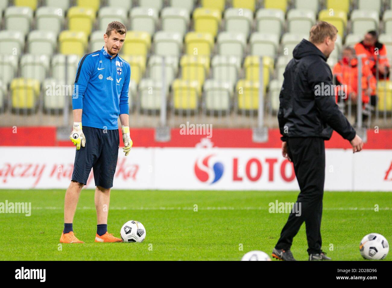 Lukas Hradecky in azione durante la sessione ufficiale di allenamento un giorno prima della partita internazionale di calcio tra Polonia e Finlandia allo stadio Energa. Foto Stock