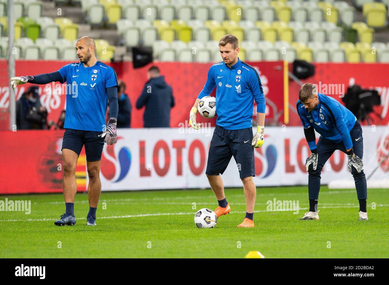 Lukas Hradecky in azione durante la sessione ufficiale di allenamento un giorno prima della partita internazionale di calcio tra Polonia e Finlandia allo stadio Energa. Foto Stock