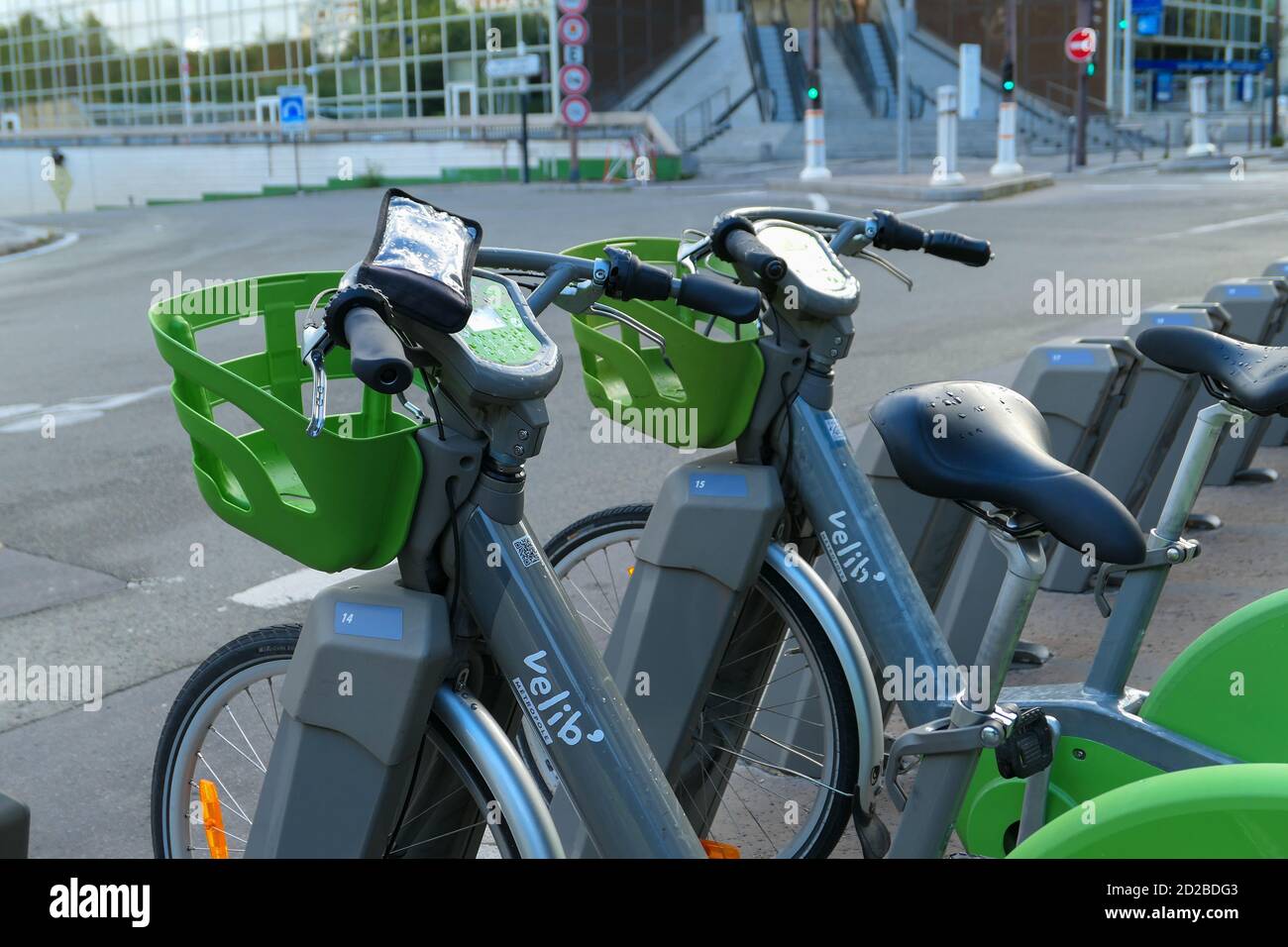 Parigi, Francia. Ottobre 04. 2020. Stazione di noleggio Vélib. ROW bicicletta elettrica assistita, alternativa ecologica contro l'inquinamento. Trasporto urbano. Foto Stock