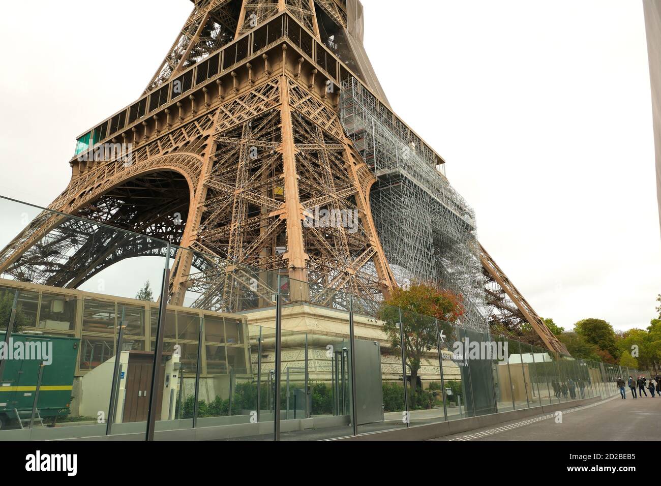 Parigi, Francia. Ottobre 04. 2020. Torre Eiffel. Un luogo popolare tra turisti da tutto il mondo. Architettura in ferro risalente al XIX secolo Foto Stock