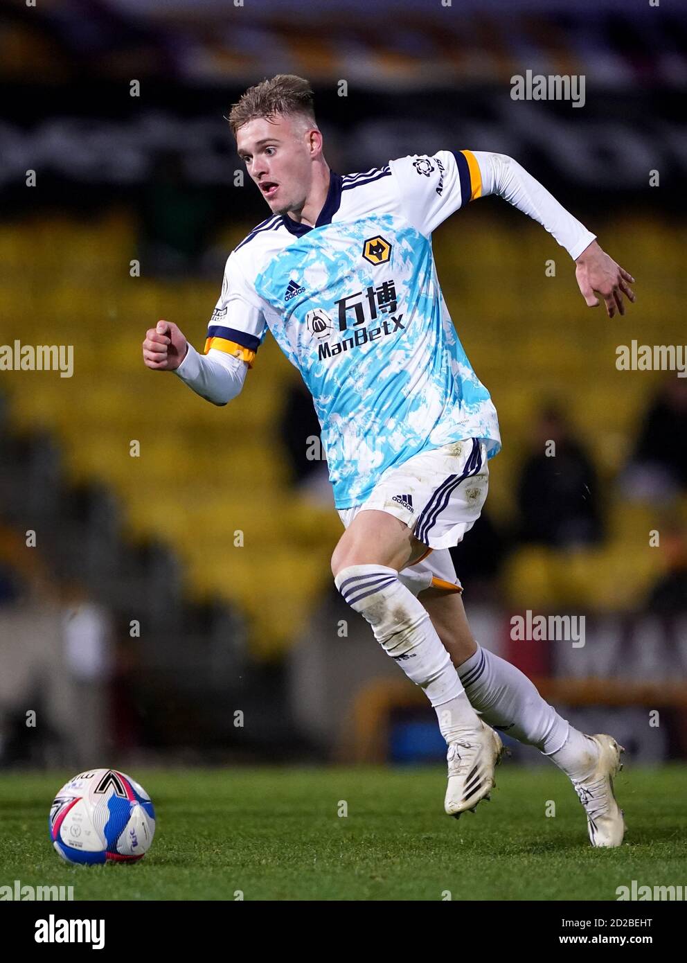 Wolverhampton Wanderers' Taylor Perry durante la partita EFL Trophy all'Utilita Energy Stadium di Bradford. Foto Stock