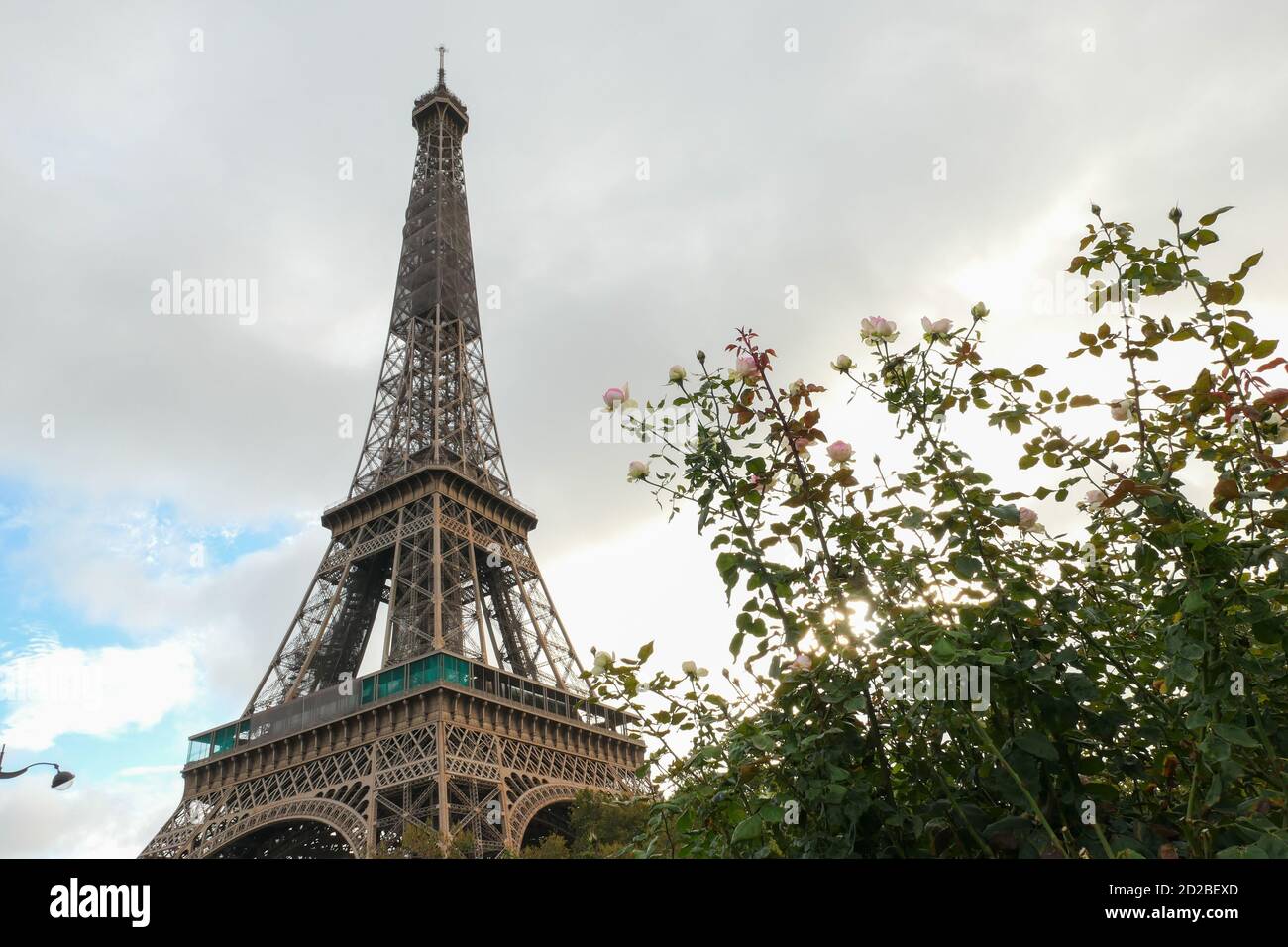 Parigi, Francia. Ottobre 04. 2020. Torre Eiffel. Un luogo popolare tra turisti da tutto il mondo. Architettura in ferro risalente al XIX secolo Foto Stock