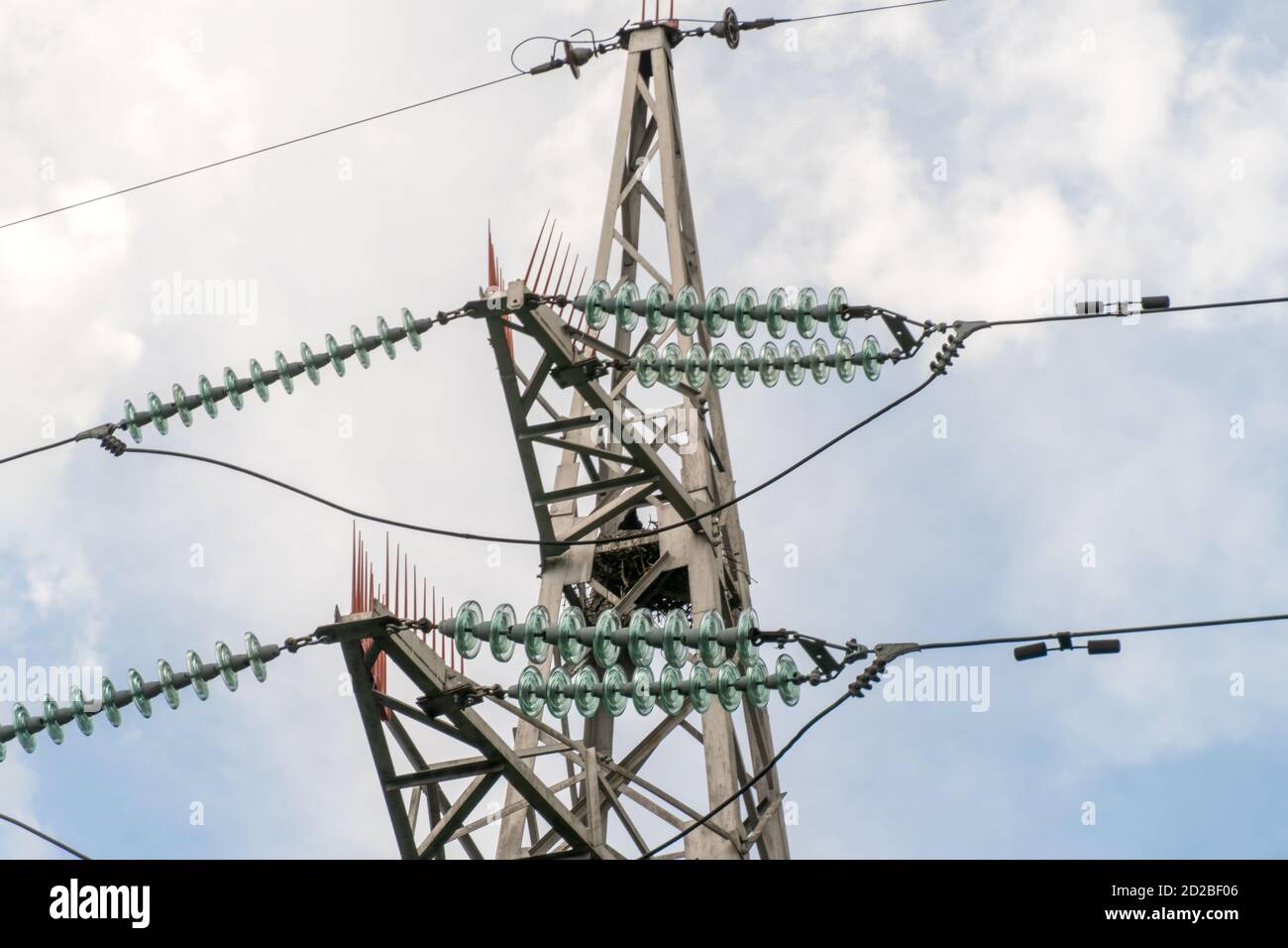 le linee ad alta tensione si avvicinano al cielo con le nuvole Foto Stock