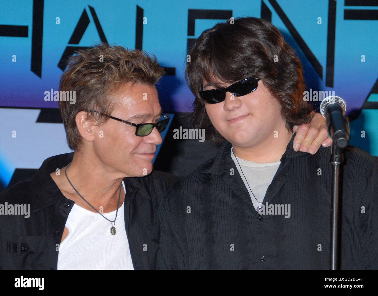 06 ottobre 2020 - Eddie Van Halen, chitarrista leggendario della Hall of Fame e co-fondatore di Van Halen -- è morto dopo una lunga battaglia con il cancro alla gola all'età di 65 anni. File Foto: 13 Agosto 2007 - Beverly Hills, California - Eddie Van Halen e il figlio Wolfgang Van Halen. Van Halen e David Lee Roth annunciano il tour in Nord America al Four Seasons Hotel. (Immagine di credito: © Byron Purvis/AdMedia tramite ZUMA Wire) Foto Stock