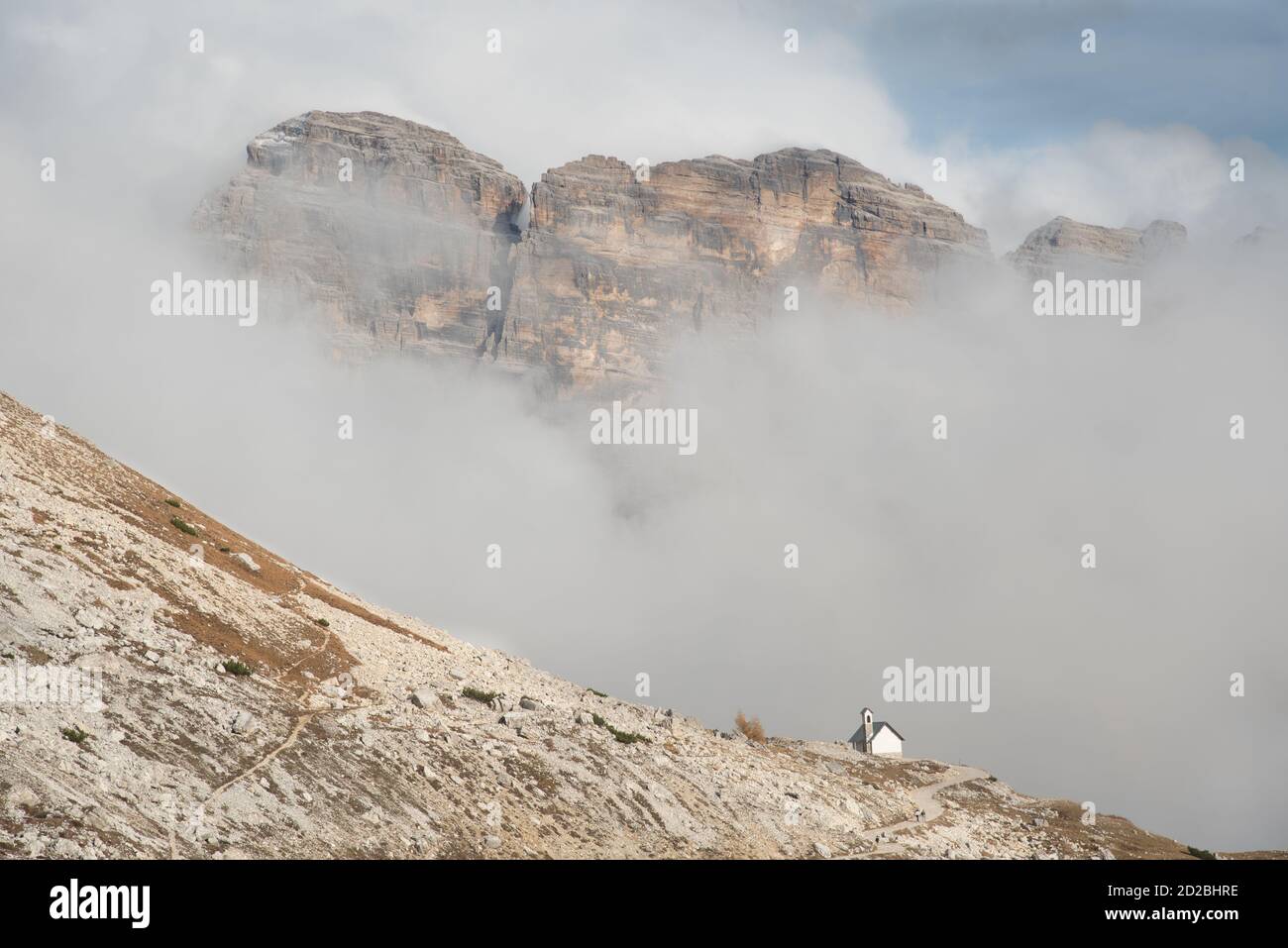 Paesaggio montano con nebbia in autunno. Tre Cime dolomiti Italia. Foto Stock