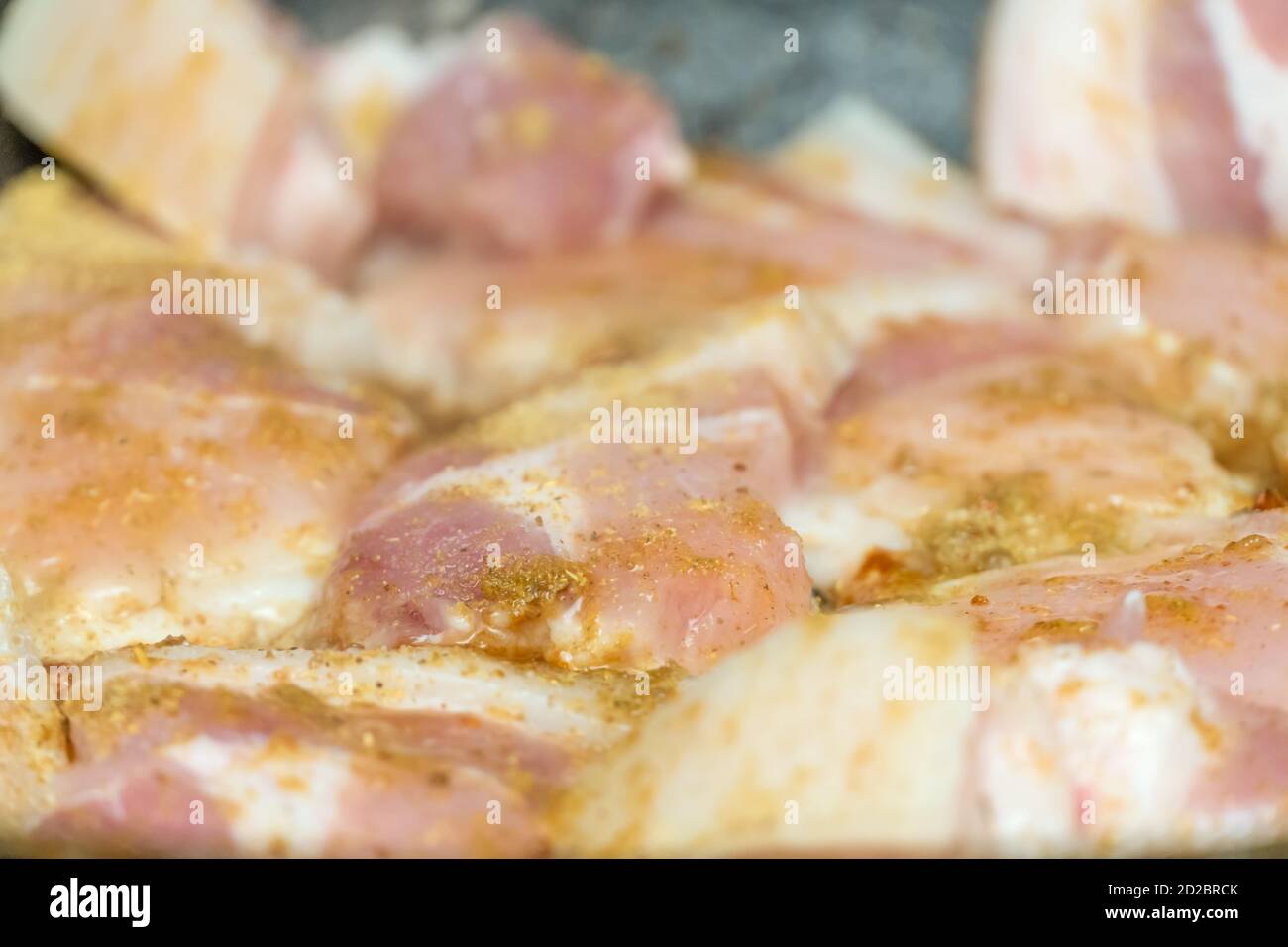 I pezzi di carne vengono fritti in una padella in olio primo piano Foto Stock