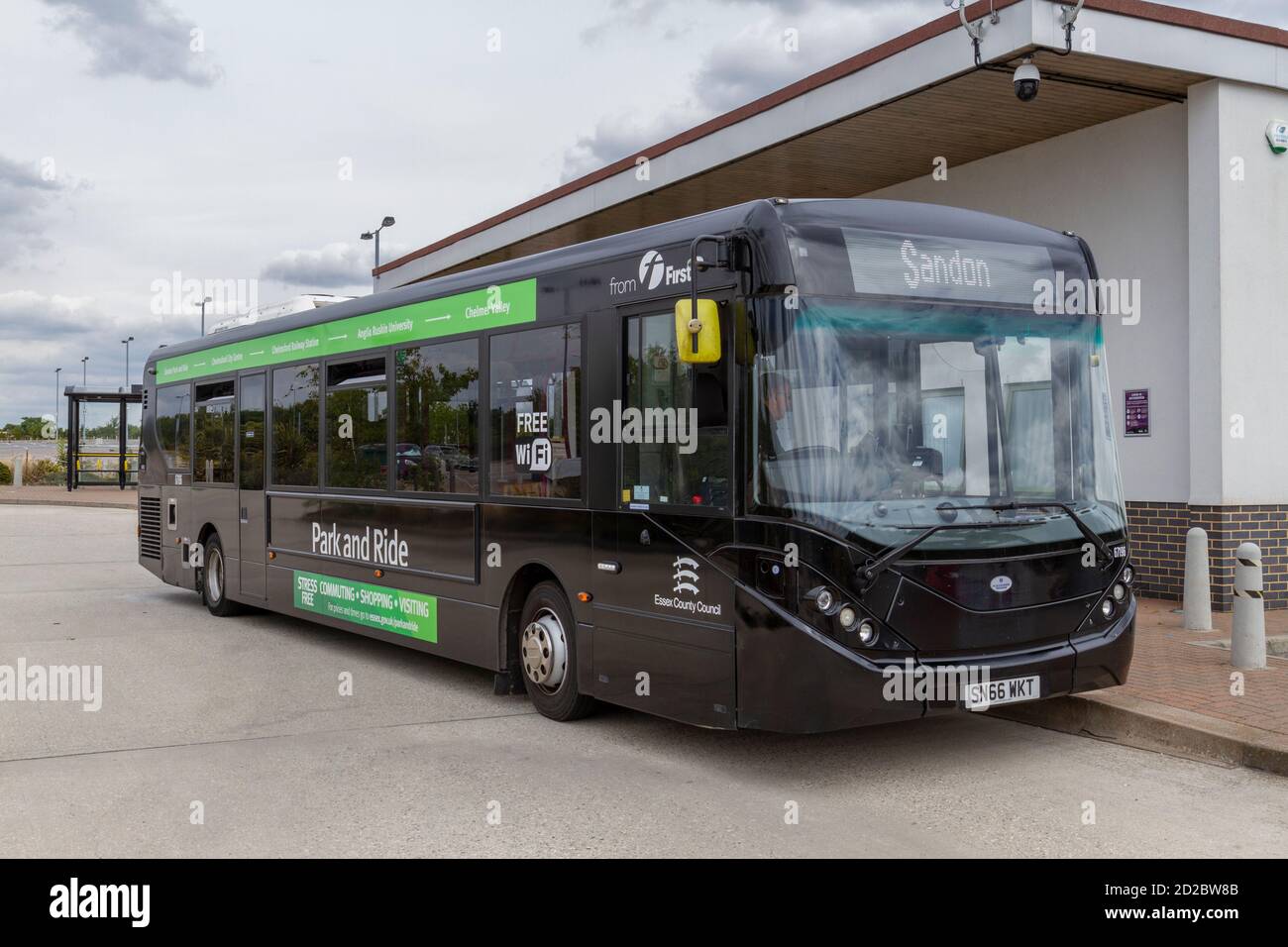 Un autobus Sandon Park and Ride gestito dall'Essex County Council in attesa ad una fermata di autobus a Chelmsford, Essex, Regno Unito. Foto Stock