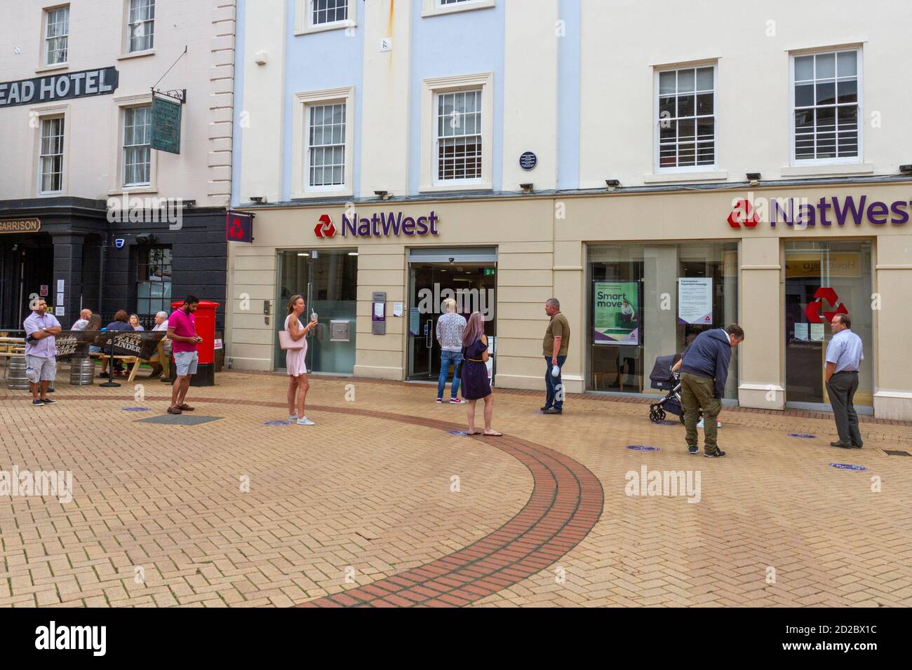 Una coda socialmente distanziante (durante il Covid 19 Pandemic nell'agosto 2020) al di fuori della filiale della banca NatWest su High Street, Chelmsford, Essex, Regno Unito. Foto Stock