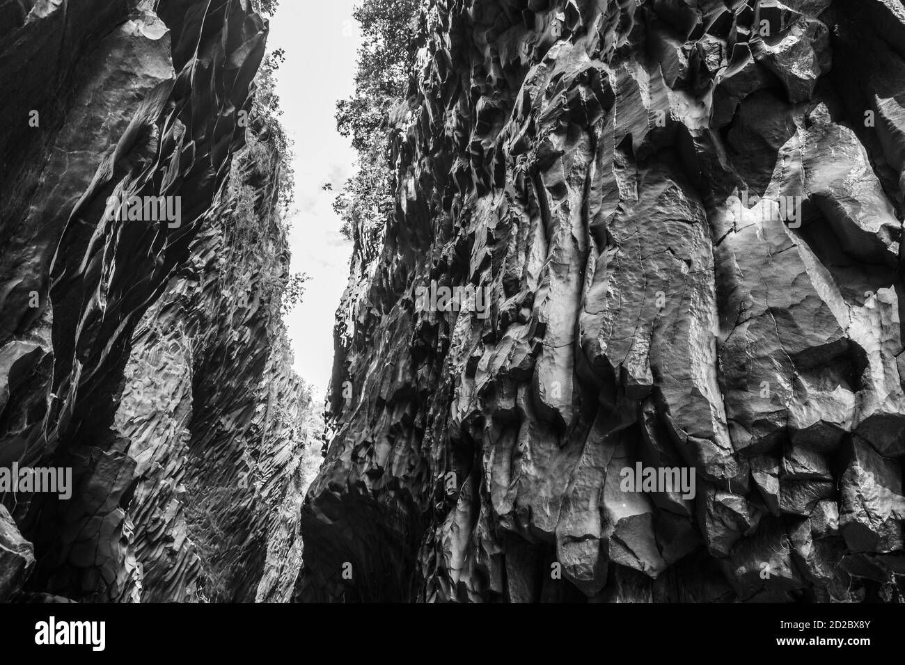 Rocce basaltiche e acque incontaminate delle gole dell'Alcantara in Sicilia, Italia Foto Stock