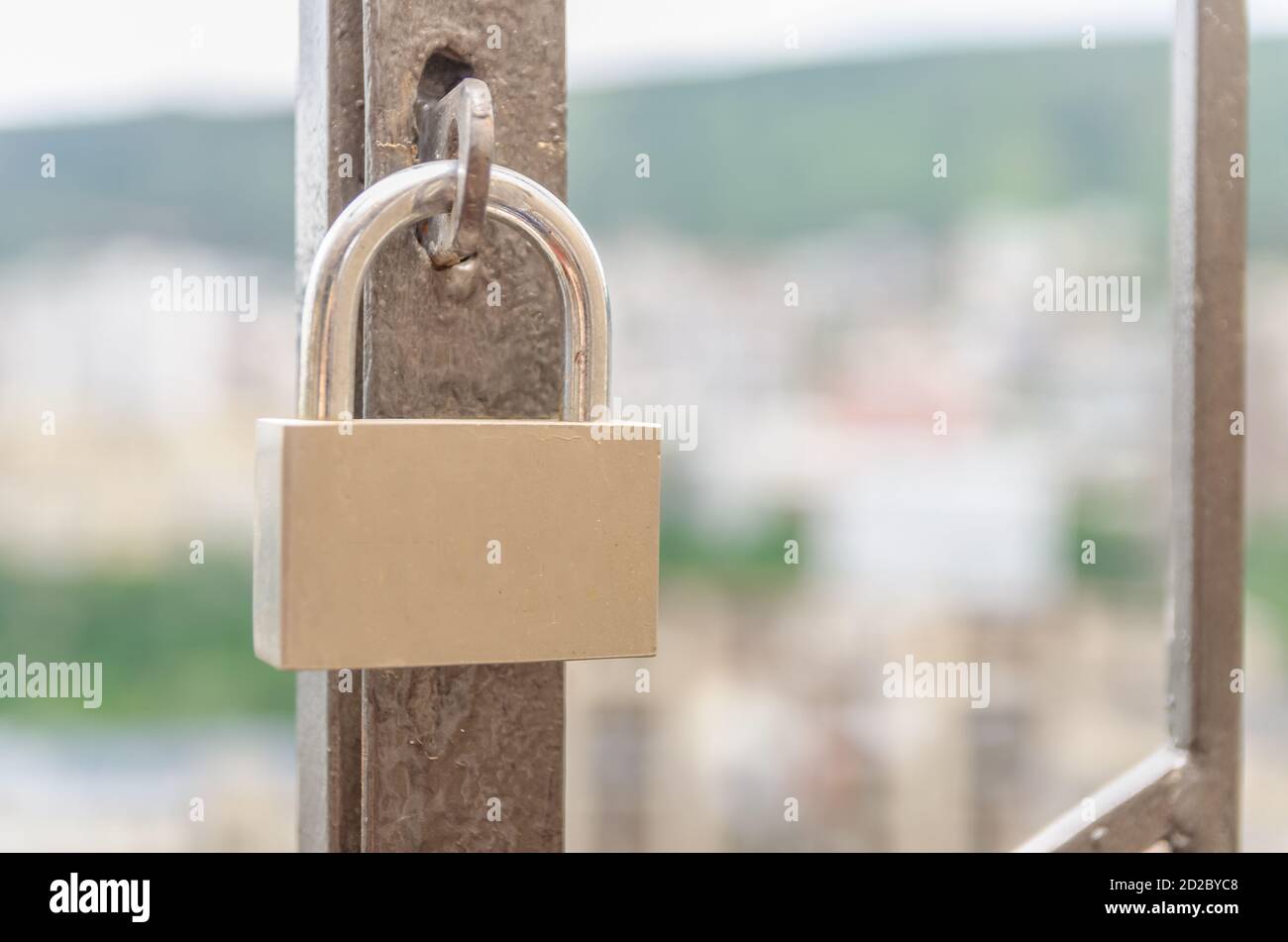 Serratura in metallo sulle barre della finestra primo piano, l'ultimo piano. Concetto di sicurezza Foto Stock
