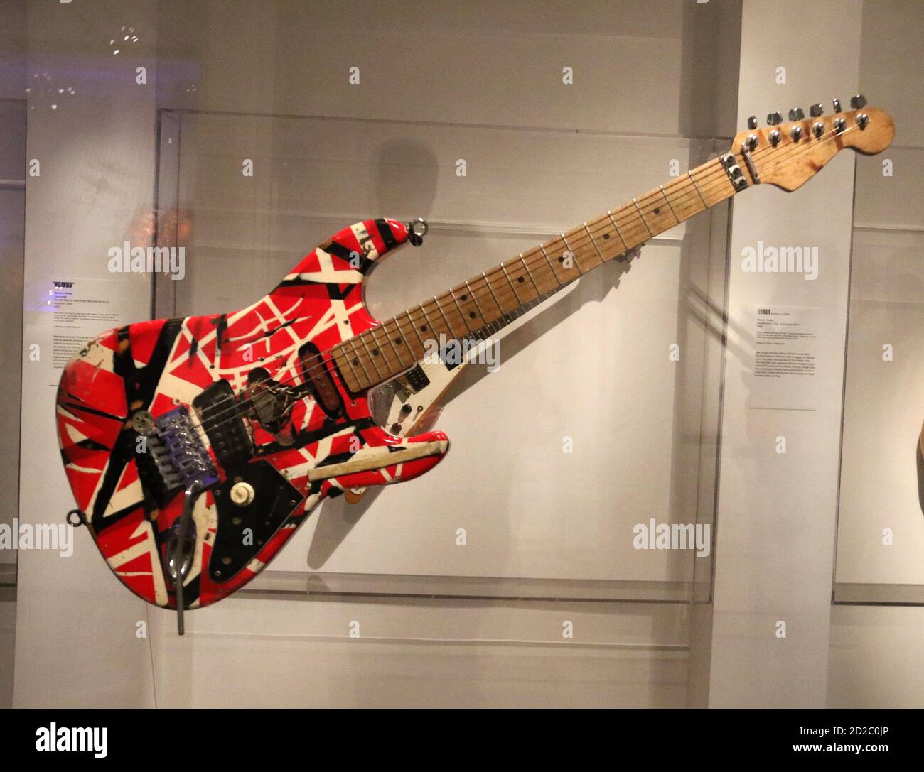 New York City, New York, Stati Uniti. 20 Apr 2019. 'FRANKSTEIN' una chitarra  elettrica composita, costruita e dipinta da EDDIE VAN HALEN in mostra alla  mostra 'Play IT Loud: Instruments of Rock