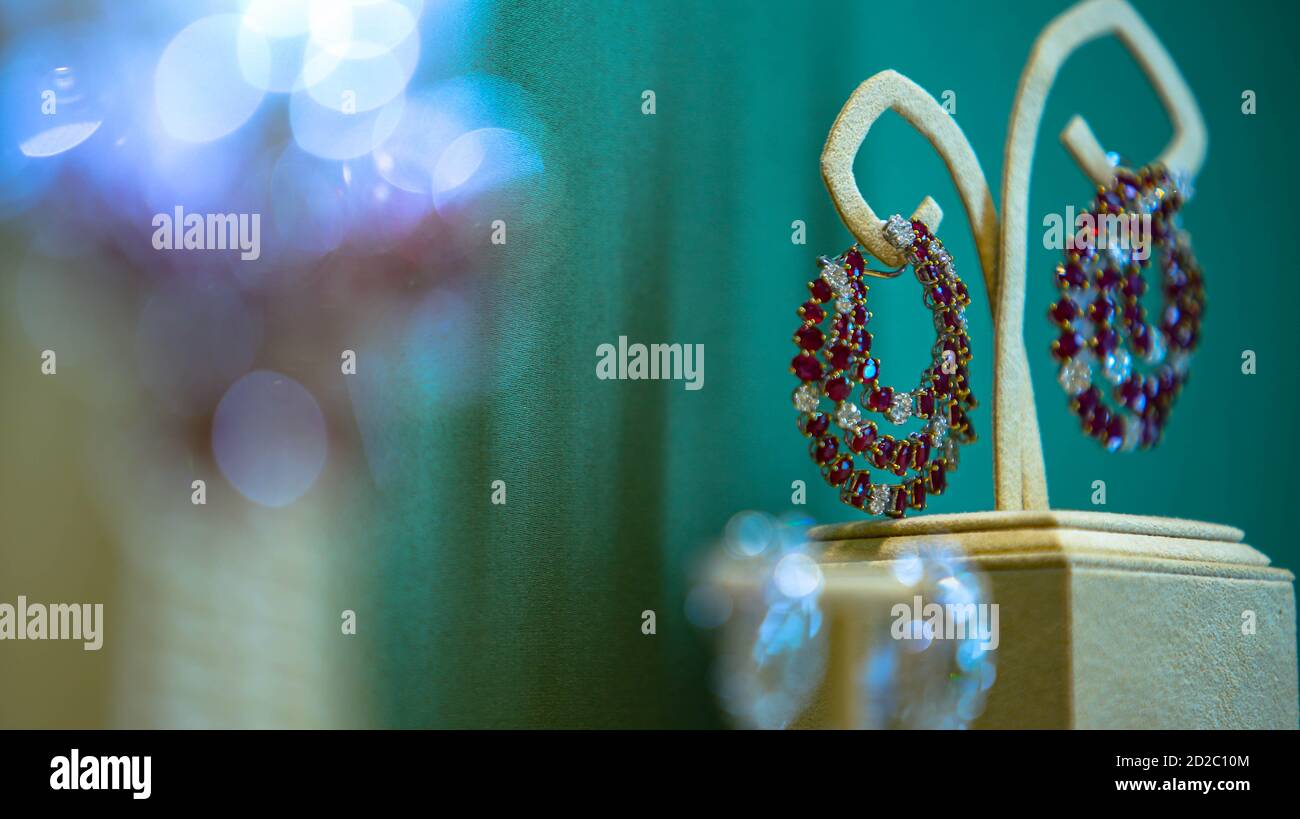 Gold Diamond & Salver Jewelry Display (fuoco selettivo) Foto Stock