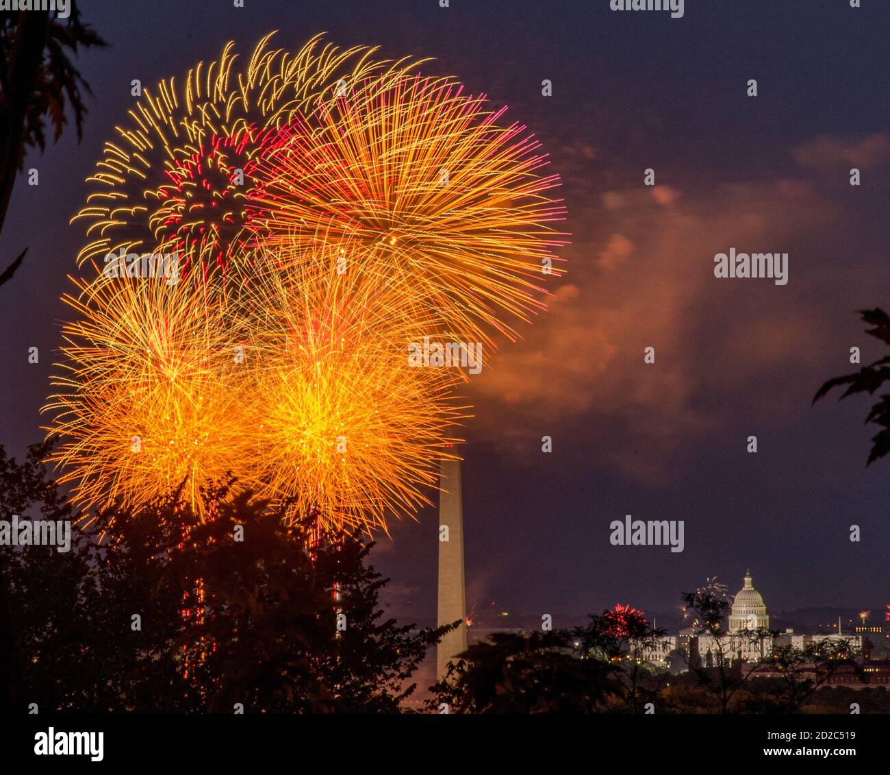 Fuochi d'artificio il 4 luglio come visto da Fort Myer in Arlington.Photo by Liz Roll Foto Stock