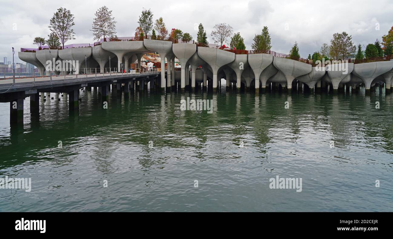 NEW YORK, NY -27 SETTEMBRE 2020- Vista della costruzione del parco di Little Island al Molo 55 sul fiume Hudson a Manhattan, New York City, United Foto Stock