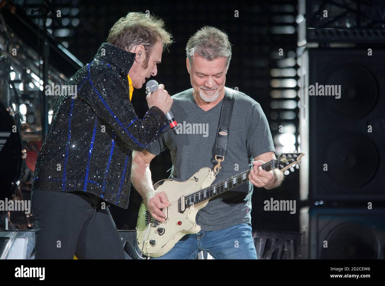 9 settembre 2015 - Raleigh, North Carolina; USA - Singer DAVID LEE ROTH e il chitarrista EDDIE VAN HALEN della band VAN HALEN si esibiscono dal vivo mentre il loro tour del 2015 fa una sosta al Coastal Credit Union Music Park a Walnut Creek situato a Raleigh Copyright 2020 Jason Moore. (Immagine di credito: © Jason Moore/ZUMA Wire) Foto Stock