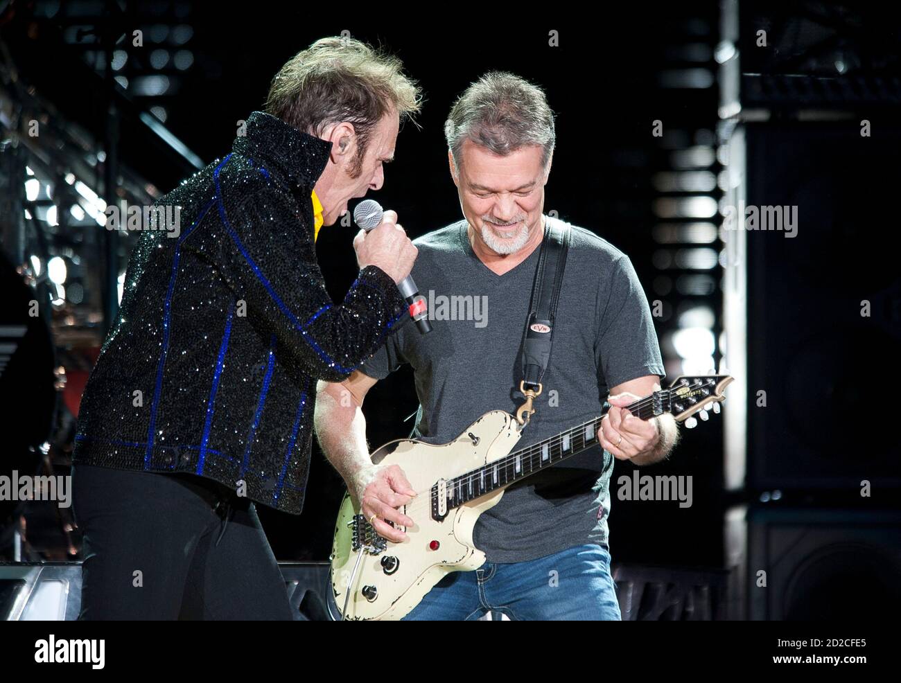 9 settembre 2015 - Raleigh, North Carolina; USA - Singer DAVID LEE ROTH e il chitarrista EDDIE VAN HALEN della band VAN HALEN si esibiscono dal vivo mentre il loro tour del 2015 fa una sosta al Coastal Credit Union Music Park a Walnut Creek situato a Raleigh Copyright 2020 Jason Moore. (Immagine di credito: © Jason Moore/ZUMA Wire) Foto Stock