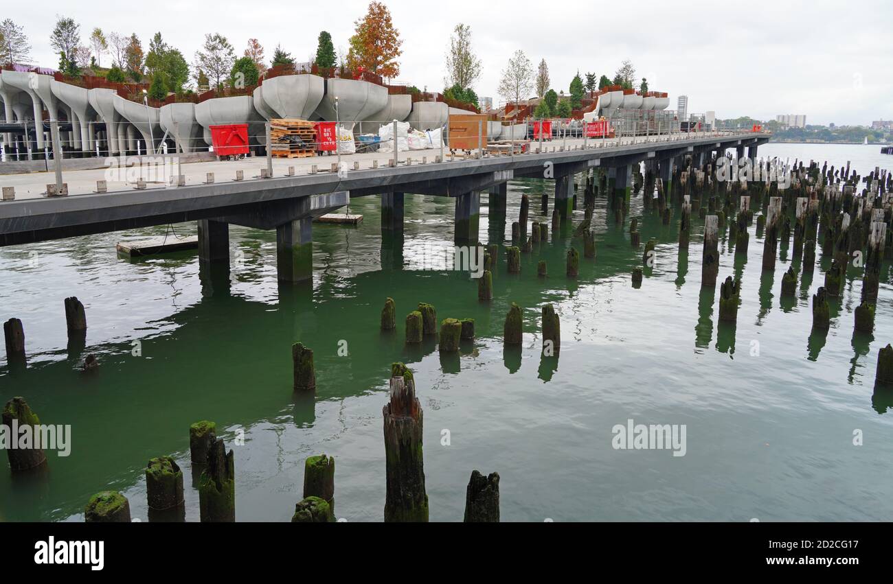 NEW YORK, NY -27 SETTEMBRE 2020- Vista della costruzione del parco di Little Island al Molo 55 sul fiume Hudson a Manhattan, New York City, United Foto Stock