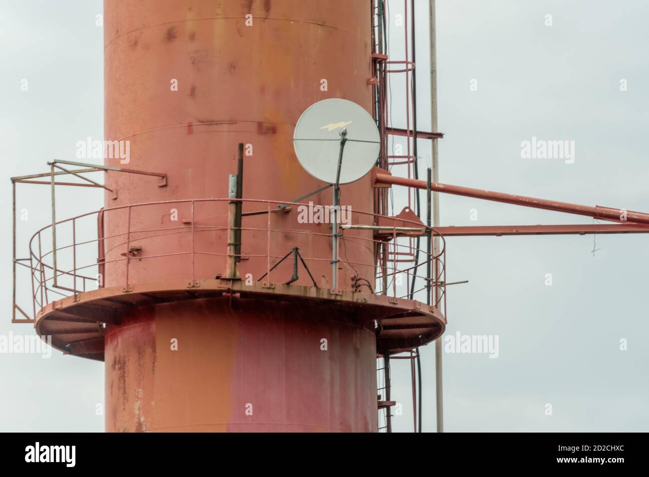 Telelavoro satellite su torre di telecomunicazioni su cielo bianco chiaro, e spazio di copia Foto Stock