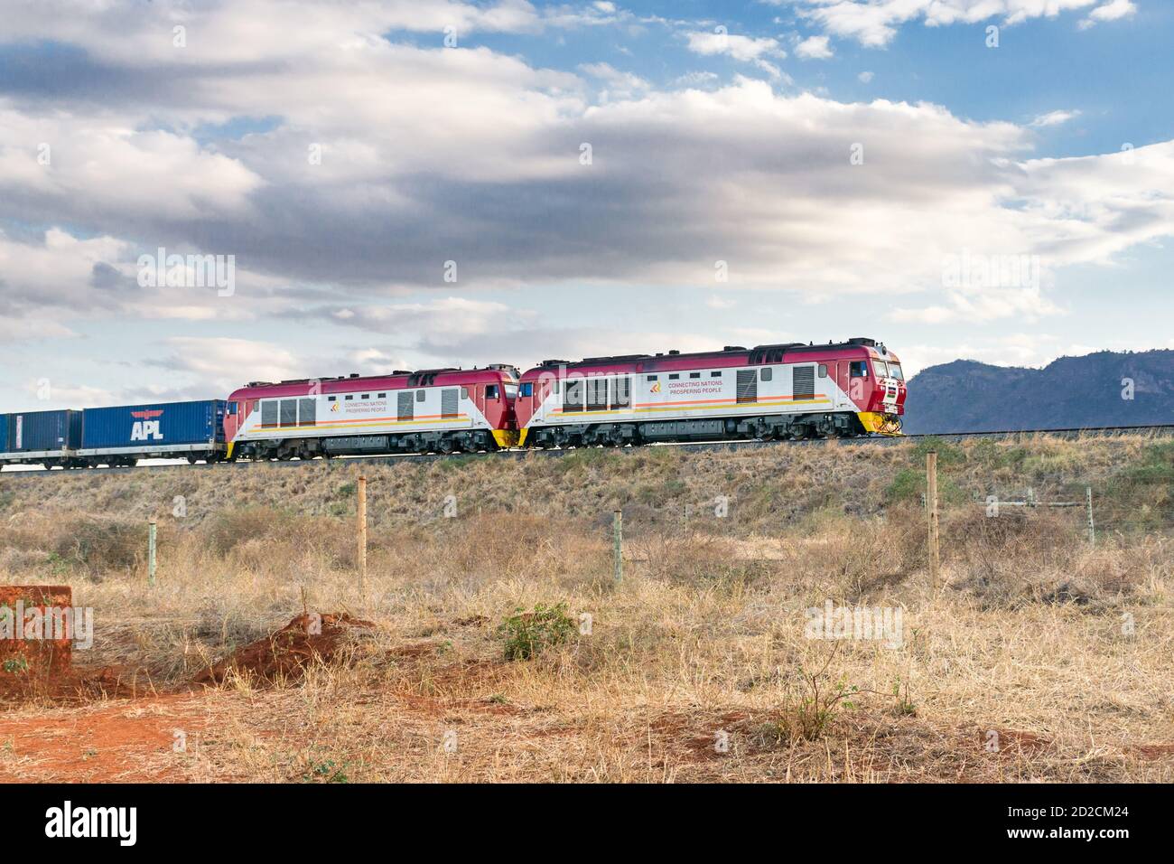 Un treno merci per locomotive diesel DF8B che passa attraverso praterie aperte sulla ferrovia a scartamento standard SGR, Kenya Foto Stock