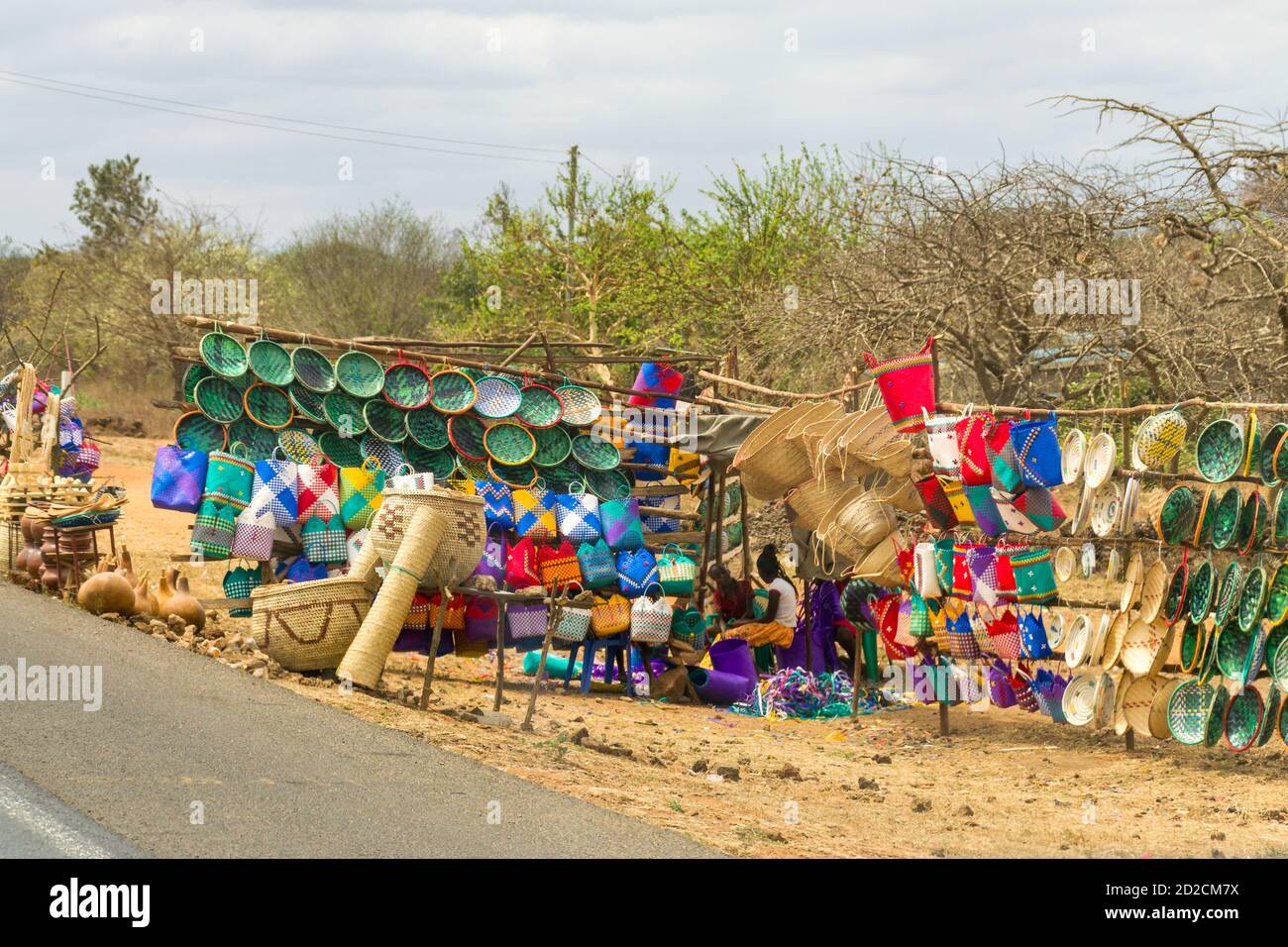 Un'esposizione di legno di makeshift con vari oggetti artigianali locali per la vendita da parte della strada, Kenya, Africa orientale Foto Stock