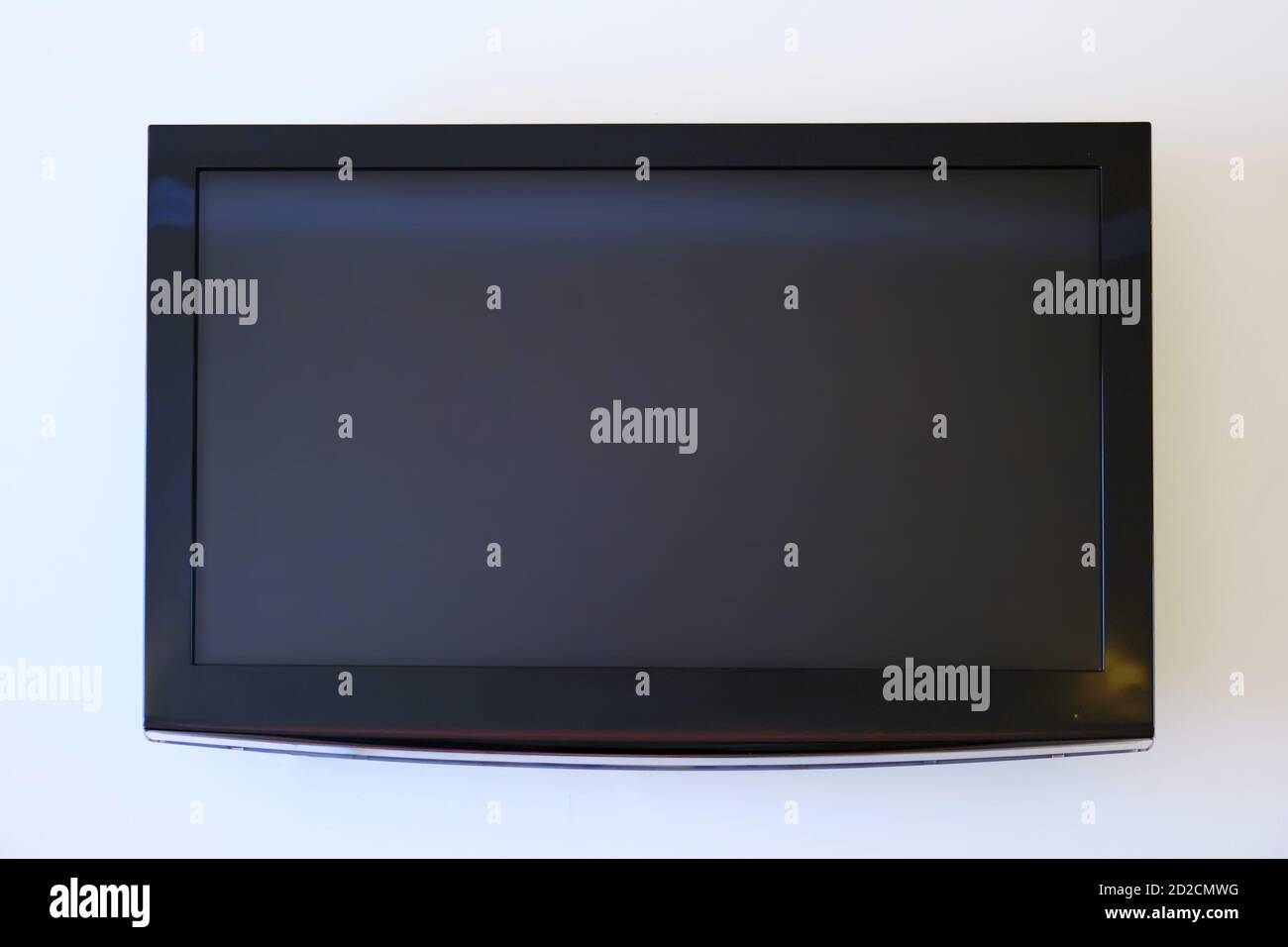 Grande TV a schermo piatto su parete bianca, mock-up Foto Stock