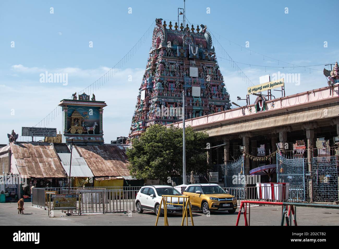 Chennai, India - 6 febbraio 2020: Vista del tempio di Sri Parthasarathy con due vetture davanti il 6 febbraio 2020 a Chennai, India Foto Stock